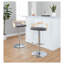 Ensemble de 3 tabourets de bar pivotants à hauteur réglable, coloris naturel et gris, avec base et repose-pieds chromés.