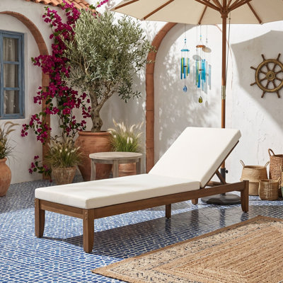 Chaise longue d'extérieur en bois d'acacia avec dossier et coussin ajustables en 4 positions, idéale pour la terrasse, la piscine ou le jardin.