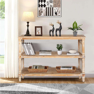 Console rustique à 3 niveaux avec des détails d'inspiration gothique, parfaite pour rehausser la décoration intérieure et fournir beaucoup de rangement