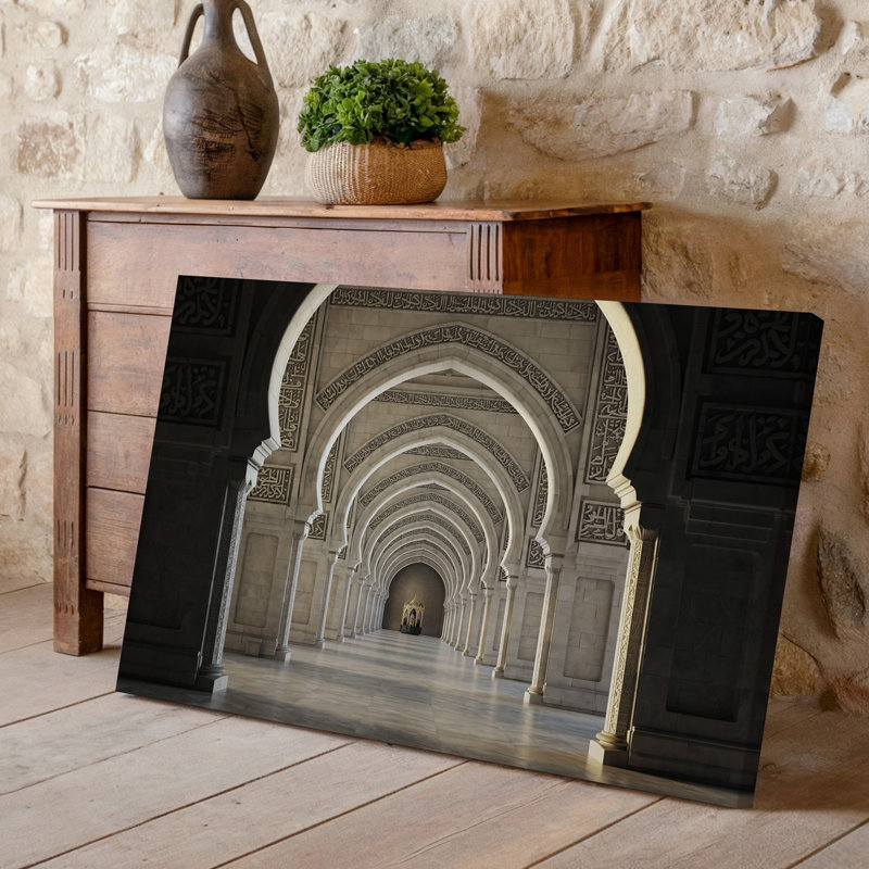 Toile «A Grand Interior Space» avec une série d'arches murales au design complexe, chacune ornée d'une élégante calligraphie arabe
