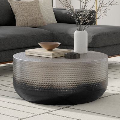 Table basse ronde en métal Nova Boho de 36 po avec détails martelés à la main et finition dégradée argent, assemblé