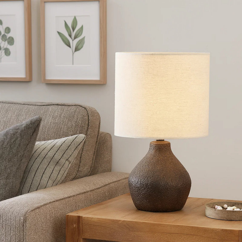 Lampe de table yahya avec base en résine brune texturée, abat-jour en lin beige, Brun