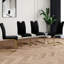 Chaise de salle à manger noire avec table ronde en verre et pieds dorés