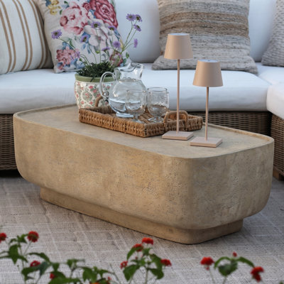 Table basse Fallon biologique moderne avec base en piédestal sculpturale Fallon