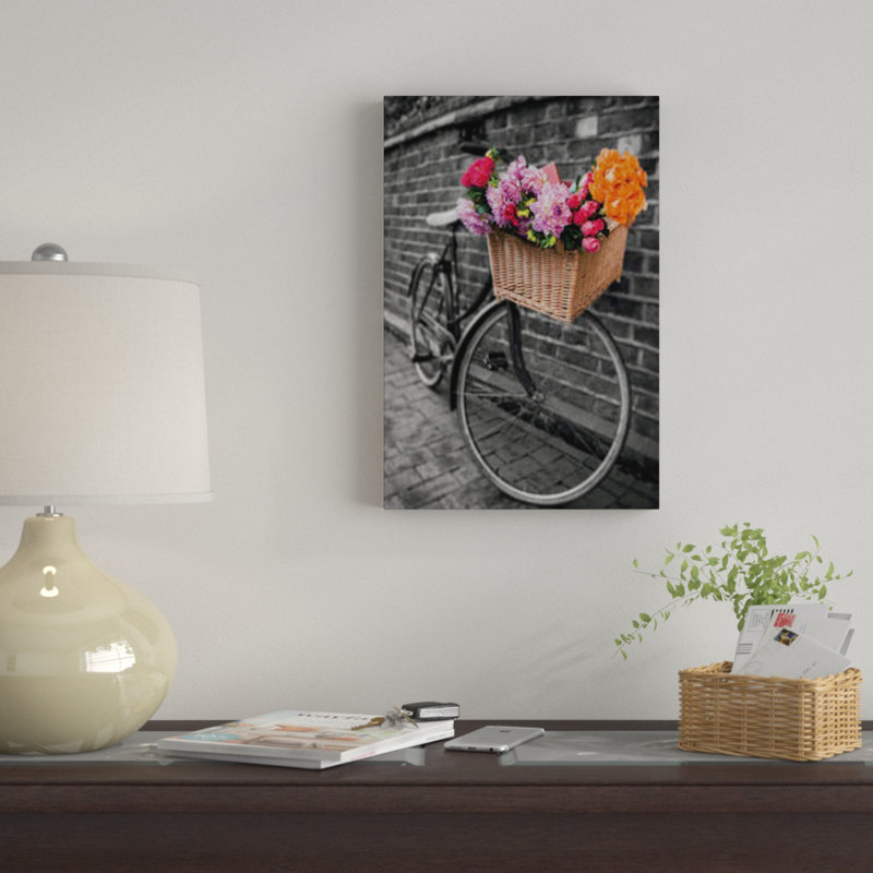 «Basket of Flowers II», reproduction de photo sur toile, H 60 po x l 40po x P 1,5 po, Toile tendue, Pas de tapis
