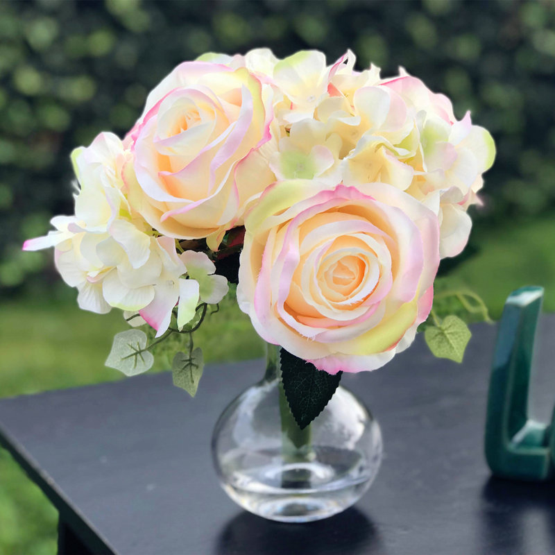 Hortensia artificielle et rose en vase