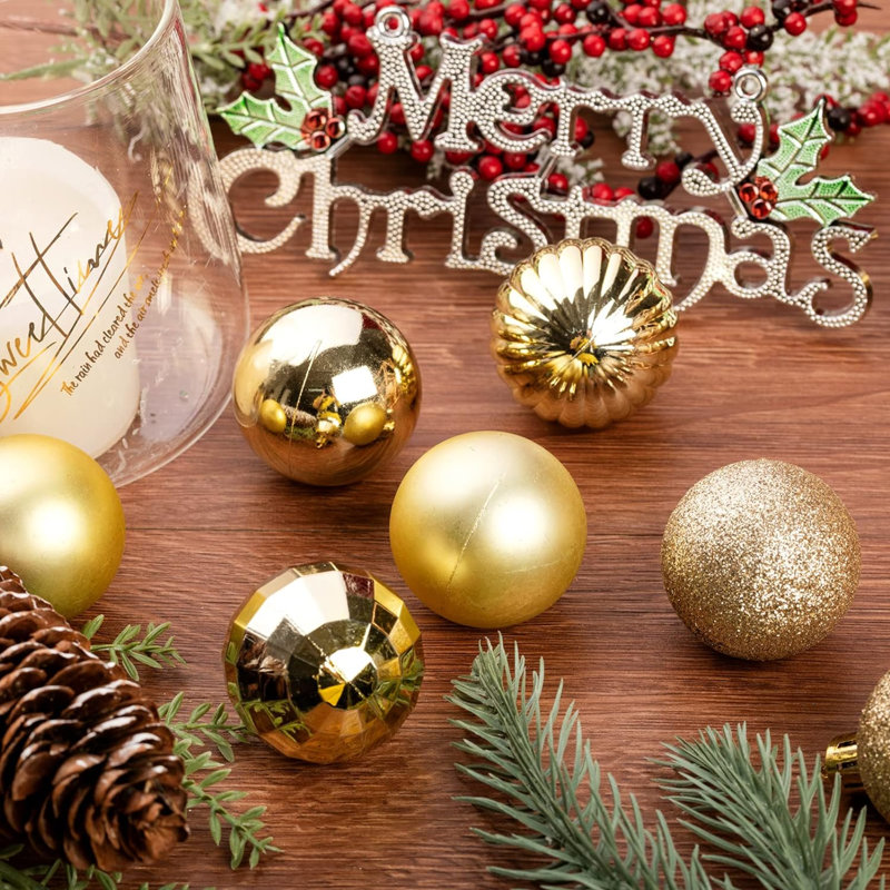 Ornement en forme de boule de couleur unie The Holiday Aisle®, Or