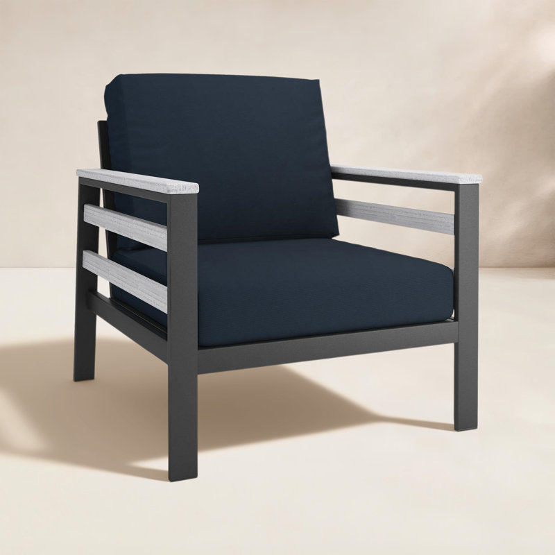 Chaise de patio avec coussins Sunbrella® Townsend, Toile bleu marine Sunbrella®, Blanc / gris foncé