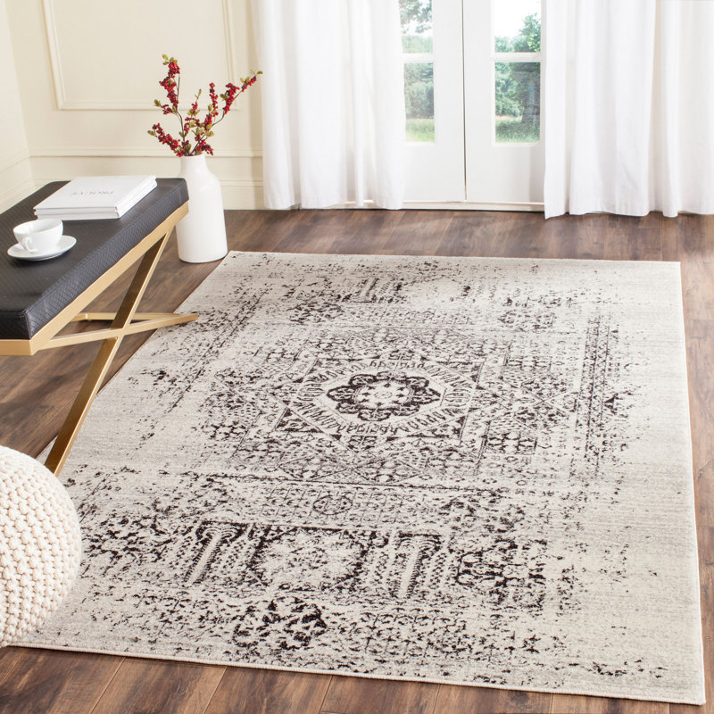 Tapis oriental ivoire et noir Highworth, Rectangle de 5 pi 3 po x 7 pi 6 po