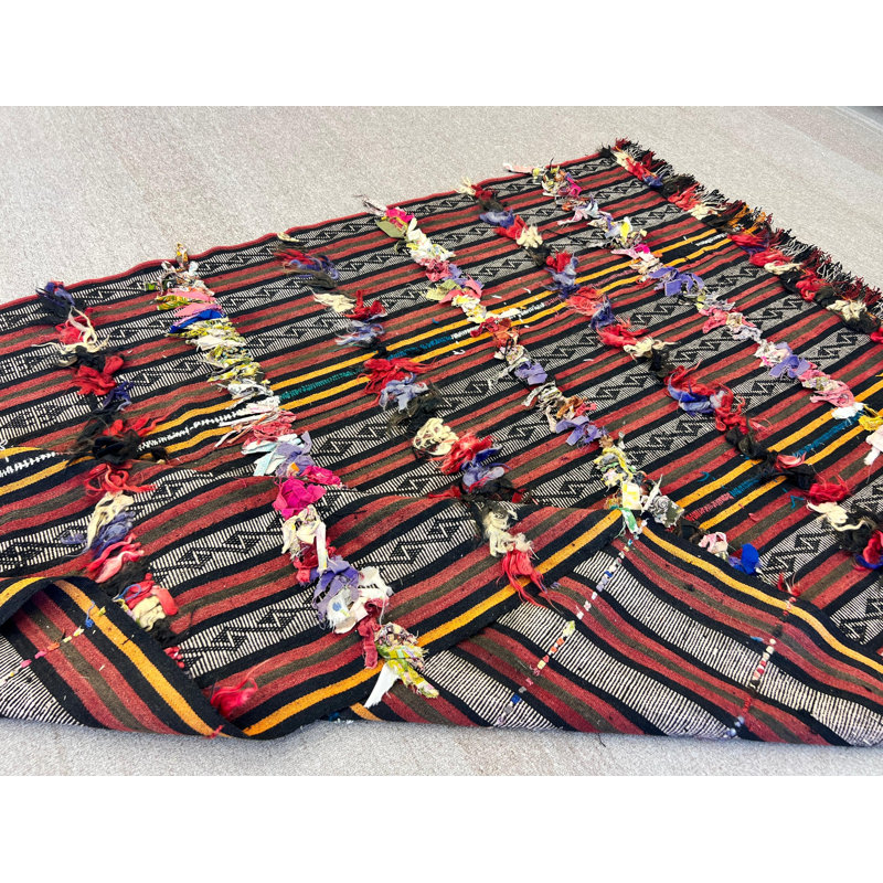 Tapis tribal à bandes 4,7 x 8,4 pi avec des pompons colorés