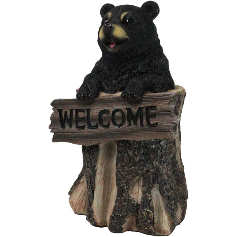 Ours noir forêt fantaisiste sur une bûche d'arbre tenant une figurine de planche de bienvenue 7 po H