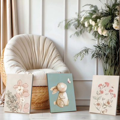 Ensemble de 3 affiches encadrées, représentant un adorable lapin avec papillon et fleurs, dans des tons pastel bleu, beige et rose, idéales pour la décoration d'une chambre d'enfant. Style moderne minimaliste. Prêtes à accrocher.
