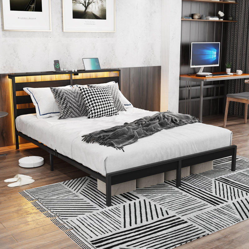 Structure de lit plateforme pleine grandeur en métal avec tête et pied de lit en bois avec doublure USB, lumières DEL, aucun sommier requis, rangement sous le lit, assemblage facile