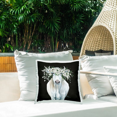 Coussin d'extérieur imprimé «Cow with Flower Garland» par Hollihocks Art