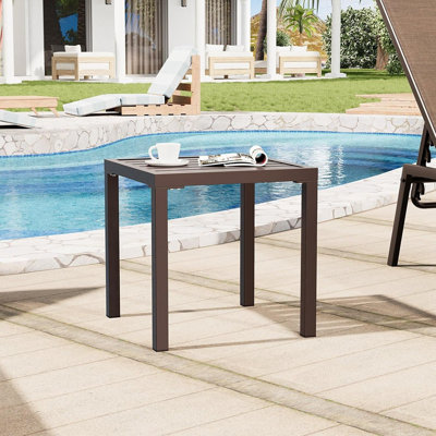 Table d'appoint d'extérieur, petite table de bout carrée en métal, table d'appoint résistante aux intempéries pour le patio, le balcon, le porche et l'extérieur (brun)