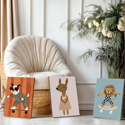 Ensemble de 3 affiches encadrées, comprenant des toiles représentant d'adorables animaux : un bouledogue stylé avec des lunettes de soleil, un lapin doux avec des fleurs et un lion cool sur un skateboard. Décoration moderne pour chambre d'enfant ou de bébé. Illustrations ludiques pour la maison.