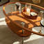 Table basse ovale moderne à 2 niveaux avec dessus en verre, bordure en bois et tablette de rangement, table centrale de salon de style milieu du siècle avec pieds en métal