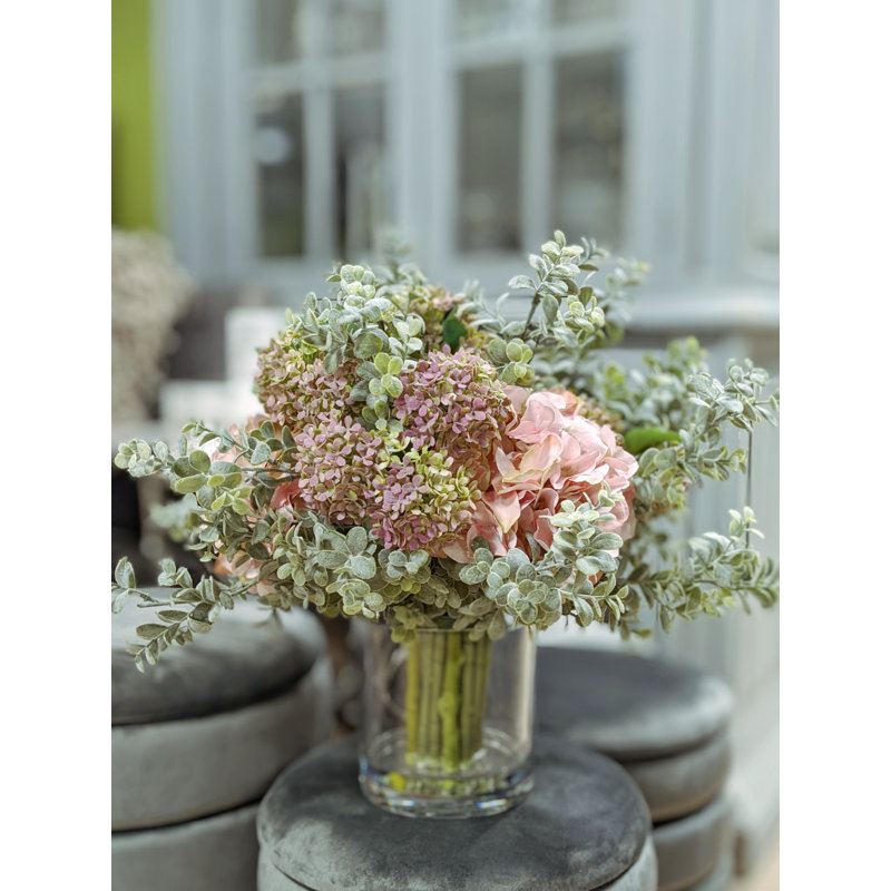 Arrangement floral hydrangées et eucalyptus dans un vase