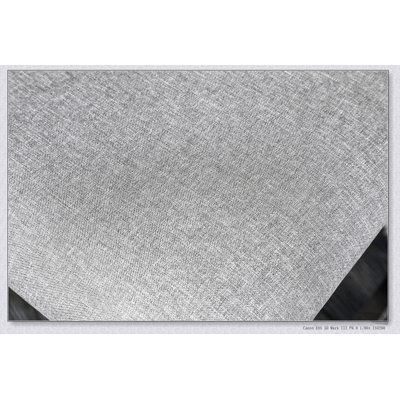 Chaises de salle à manger grises à hauteur de comptoir avec sièges rembourrés en tissu, conception à dossier pour une élégance et un confort modernes.
