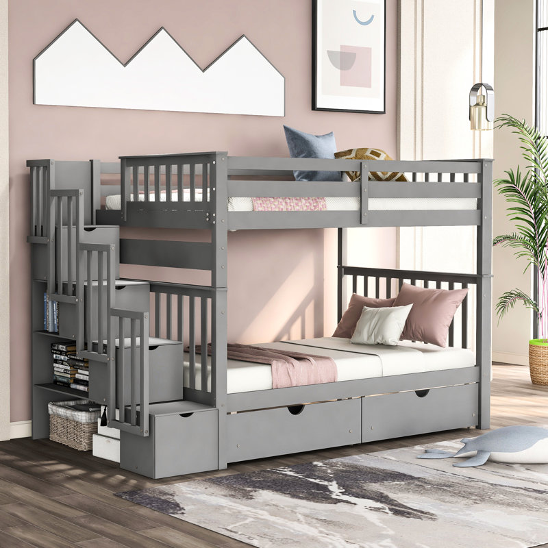 Lit superposé double gris avec tablettes, escalier à quatre marches et garde-corps gris, lit, rangement spacieux pour la literie, flexibilité de la pièce divisible