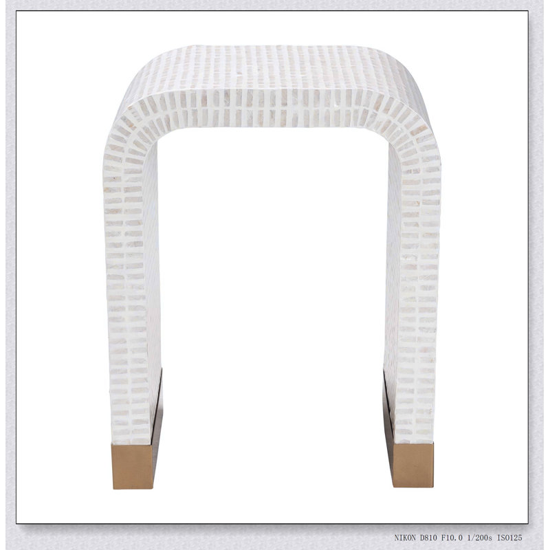 Table de bout en nacre de Capiz côtière beige et blanche avec silhouette en cascade, parfaite pour les espaces de vie élégants et fonctionnels.