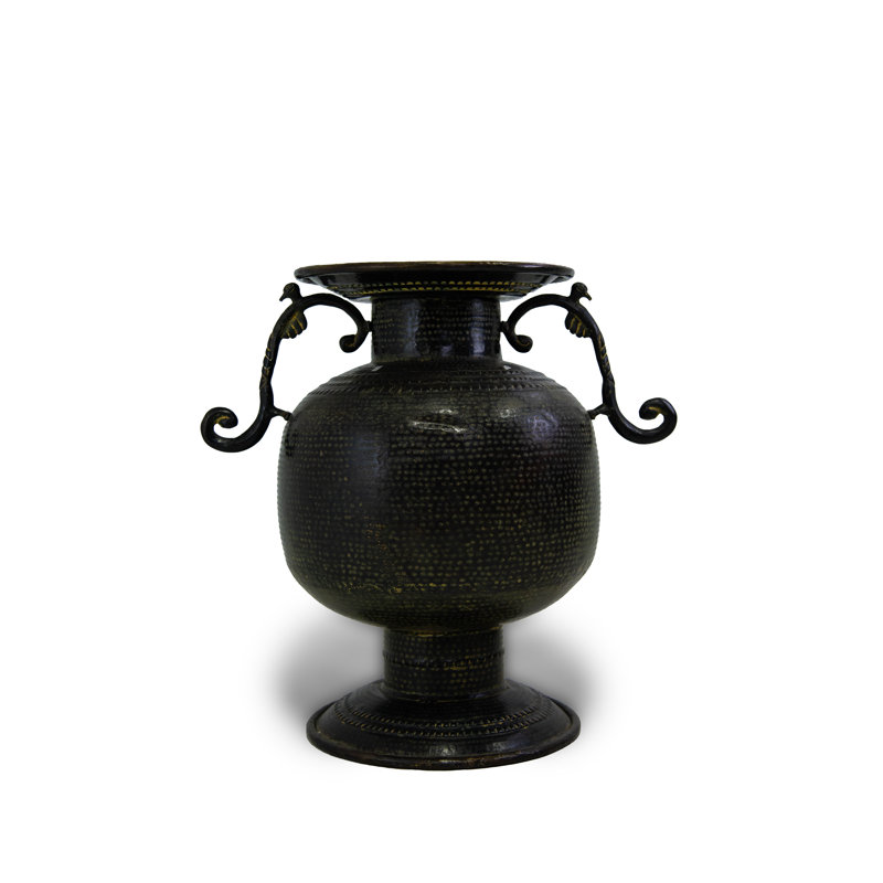 Vase antique avec poignées ornées