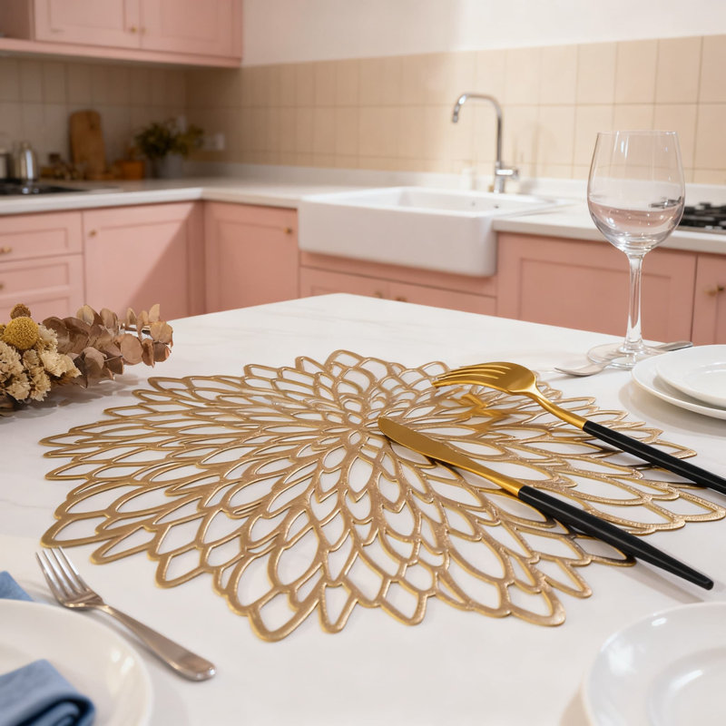 Ensemble de 18 napperons en vinyle métallique doré avec un élégant motif de feuilles pressées pour la décoration de table à manger, les fêtes, les mariages et l'Action de grâce