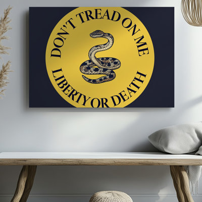 Toile, fond jaune éclatant qui illumine un serpent à sonnettes enroulé aux détails saisissants au centre de ses échelles