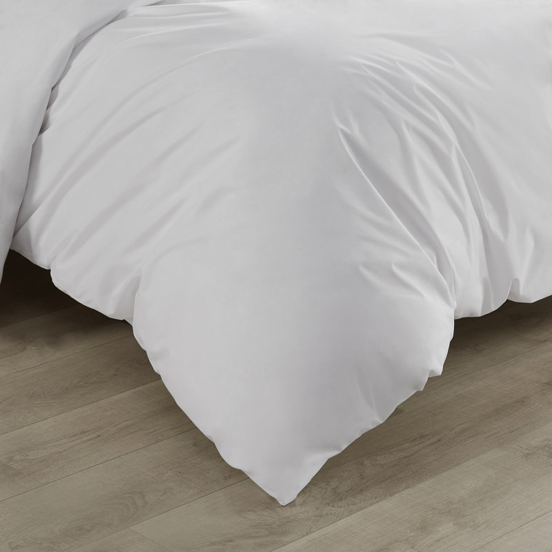 King Size White Water Resistant Bedspread with Zipper Closure