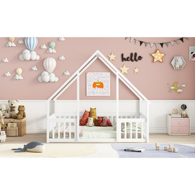 Lit double en bois en forme de maison avec clôture, garde-corps, blanc