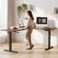 Bureau debout en L réversible de 75 po, réglable en hauteur avec porte-gobelet, poste de travail électrique en coin, bureau personnel assis-debout, jeu ergonomique, noyer noir-1962841577-1946184692