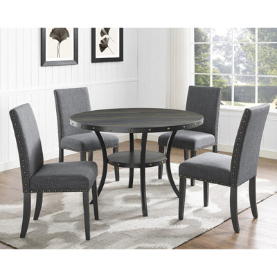 Salle à manger, 5 chaises avec tissu gris et clous décoratifs, table ronde avec plateau couleur café et pieds en métal, chaises rembourrées en lin et coton, style contemporain, 4 chaises en bois, tissu.