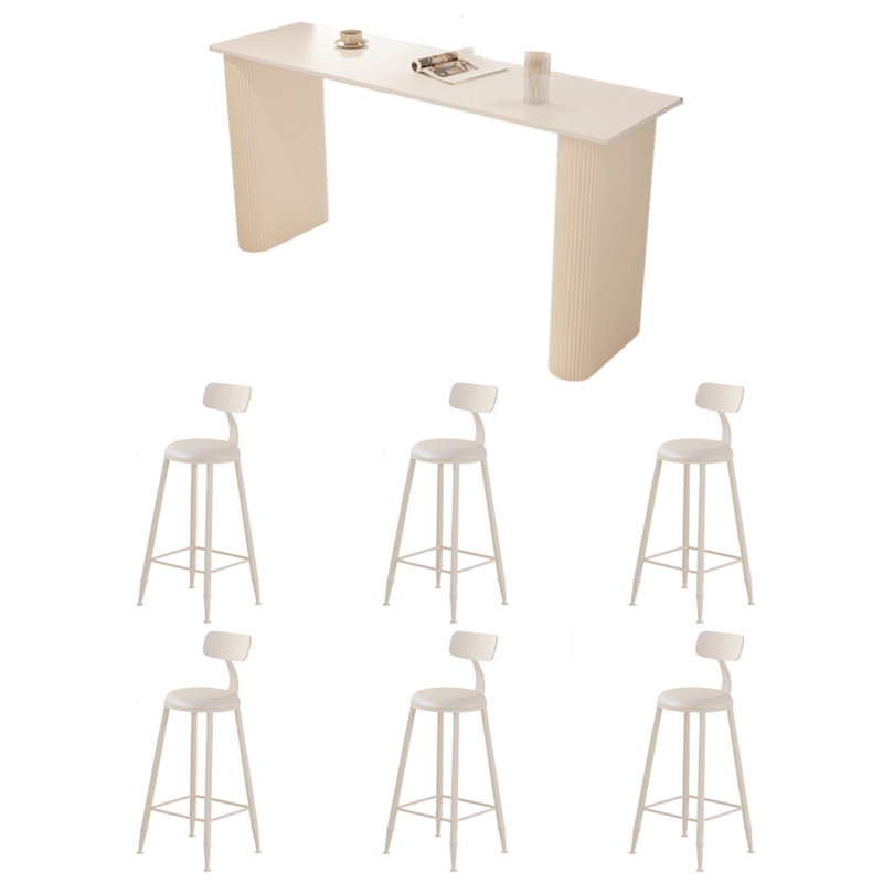 Table de bar et chaises minimalistes de style crème