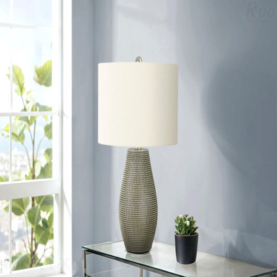 Lampe de table - 24 po de hauteur, matériau en résine grise, abat-jour ivoire et crème