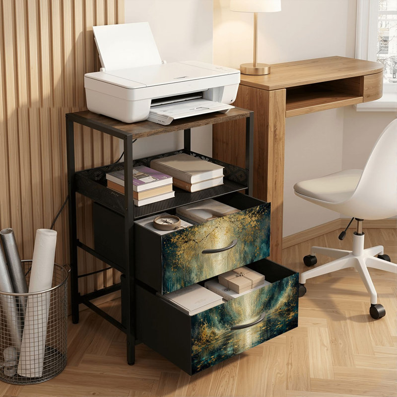 Table de chevet avec station de recharge, 2 tiroirs, ports USB et prises électriques, tablette ouverte, noire, idéale pour la chambre ou le salon. Motif abstrait lumineux : Reflets d'une forêt d'automne dorée et d'une eau brumeuse.