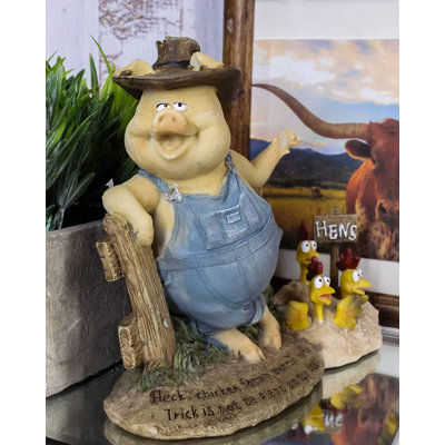Figurine de cochon Trinx «Chicken Farming Is Easy» pratique tenant une pelle avec des poules enterrées