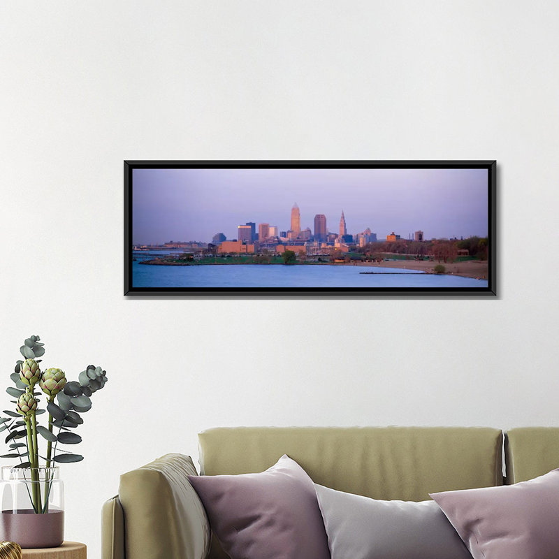 Bâtiments au bord de l'eau, Cleveland, Ohio, États-Unis # 2 - Impression panoramique sur toile tendue, Toile avec cadre noir