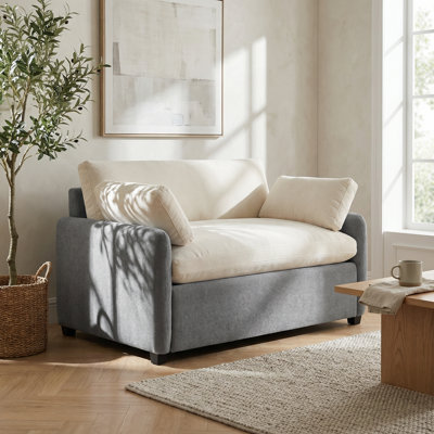 Très grand fauteuil rembourré simple avec assise profonde et coussins inclus pour le salon et la détente dans un appartement