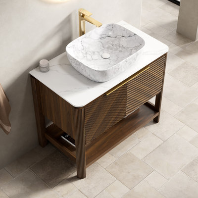 Meuble-lavabo de salle de bain 36 po Indigo, armoire de rangement autoportante en contreplaqué avec 2 portes diagonales rayées et tablette ouverte, lavabo en céramique à motif marbré et plateau en pierre frittée de Carrare, grain de bois