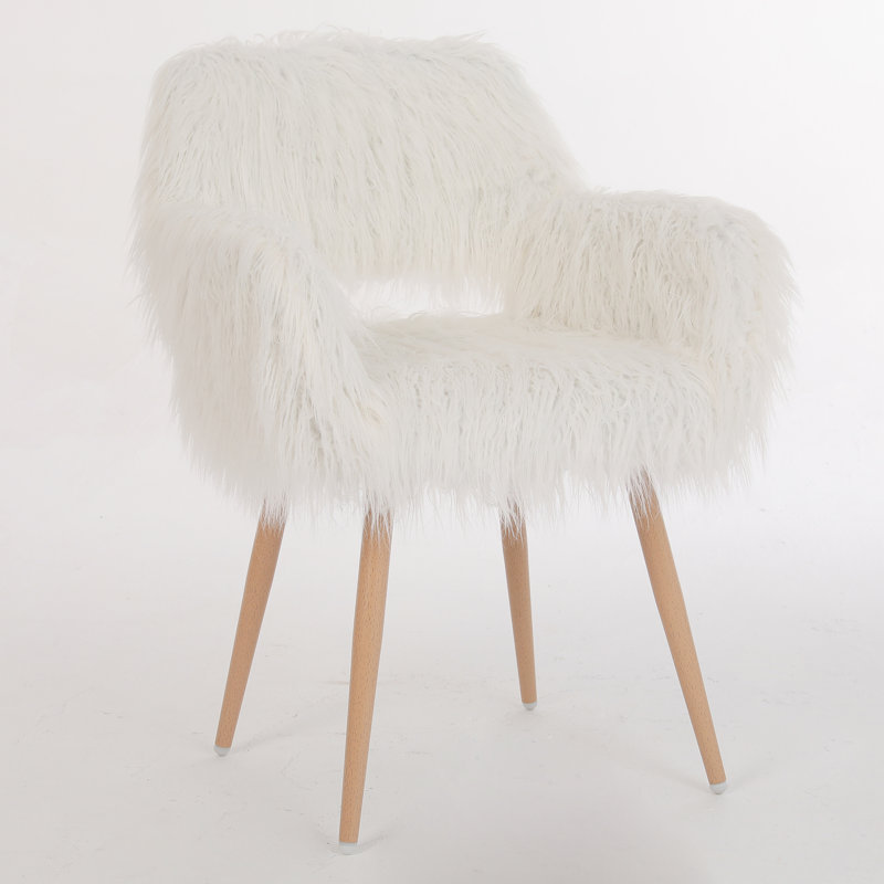 Chaise blanche en fausse fourrure avec pieds en métal