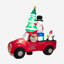 Grand père Noël conduisant une voiture gonflable