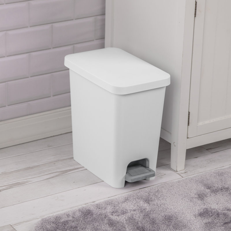 Poubelle à pédale 2,7 gallons Sterilite