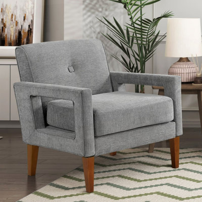 Fauteuil luxueux avec revêtement doux et pieds robustes pour un confort ultime