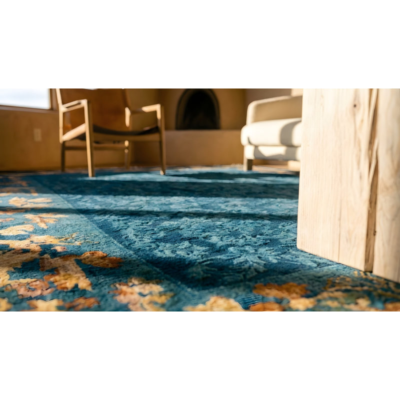 Tapis bleu antique en laine antique