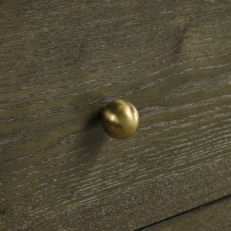 La commode et la commode avec une finition en bois rustique et des boutons décoratifs combinent un charme rétro avec un espace de rangement spacieux pour la chambre à coucher