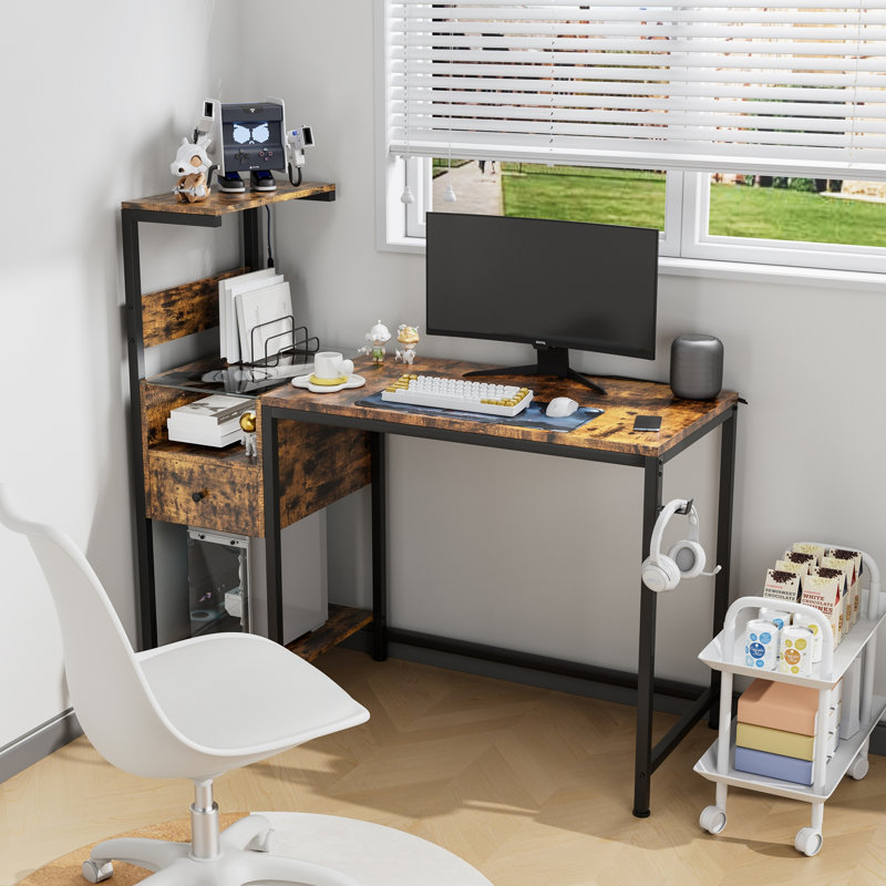 Bureau d'ordinateur brun avec station de charge et tablette, alignement réversible, construction, lumières à DEL, ports, complément de crochet d'écouteur pour le travail de bureau, brun, rangement de prise de courant, tablettes,