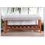 Le banc en tissu et en finition de chêne Charla, parfait pour les entrées et les salons, allie style et confort avec une fabrication durable.-366053789