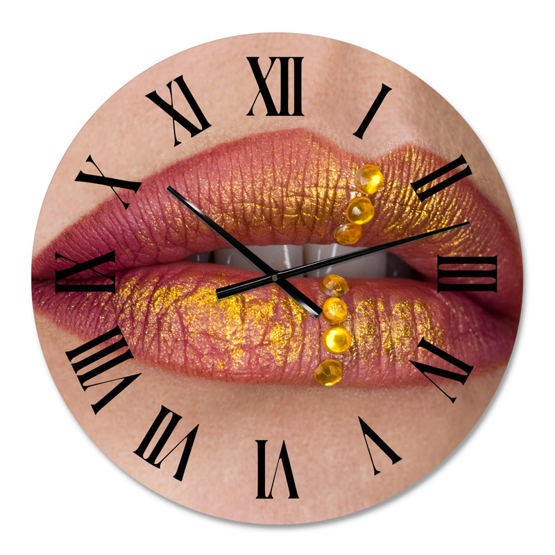 Gros plan sur des lèvres féminines avec rouge à lèvres, peinture dorée - horloge murale moderne, Petit
