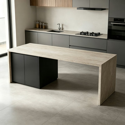 Îlot de cuisine en travertin, comptoir de style moderne du milieu du siècle, armoire de rangement intégrée, poignées dissimulées, poste de travail de cuisine autoportant