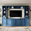 Grand meuble télé bleu avec pont pour téléviseurs de 75 po, hauteur réglable contemporaine et rangement, unité murale de divertissement dans les tablettes-2074386990